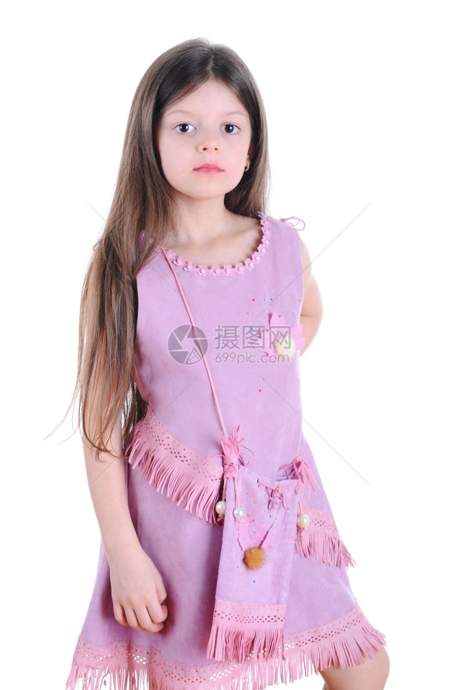 身穿金色礼服的小女孩肩膀上戴一个小金包图片
