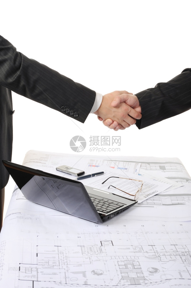 两个商业伙伴在签署合同后握手图片
