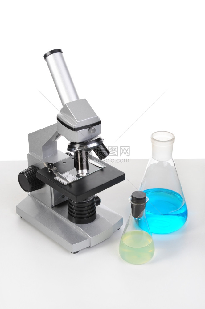 科学家桌上的显微镜图片