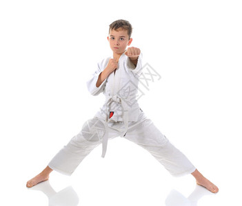 年轻男孩训练空手道孤立于白种背景背景图片
