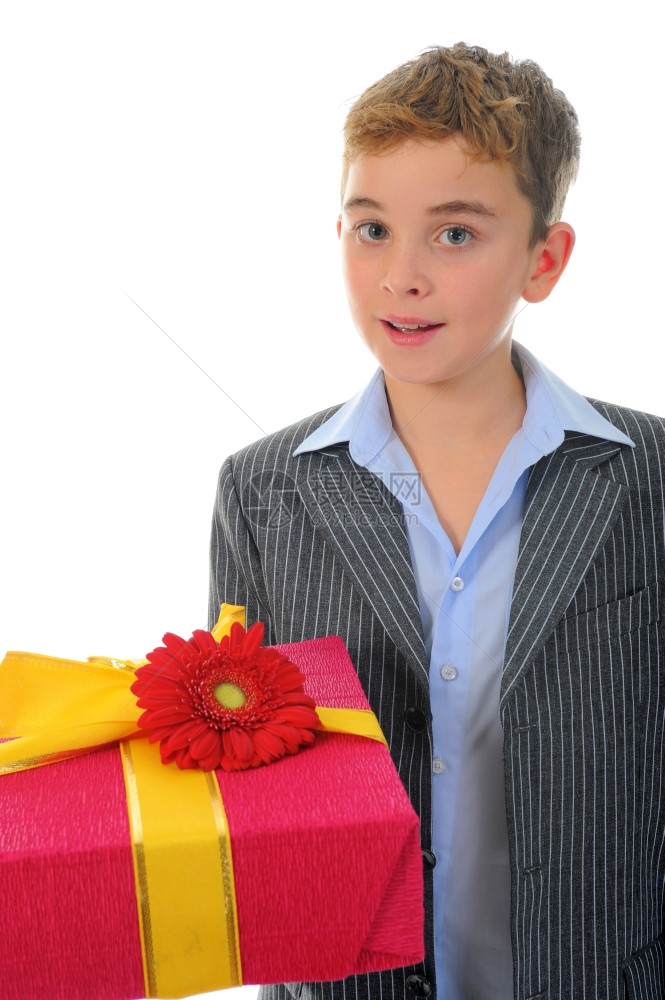 带着礼物盒和花朵的男孩孤立在白色背景上图片