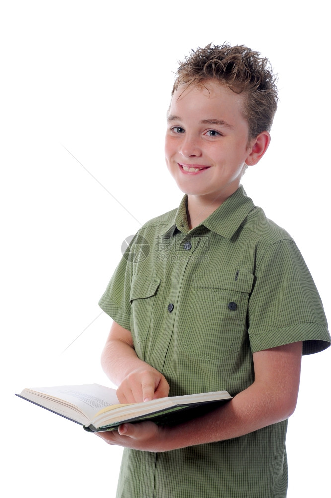 小男孩拿着她的书孤立在白色背景上图片