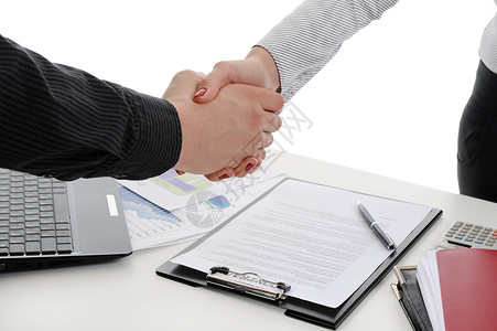 商业伙伴在签署文件时握手图片