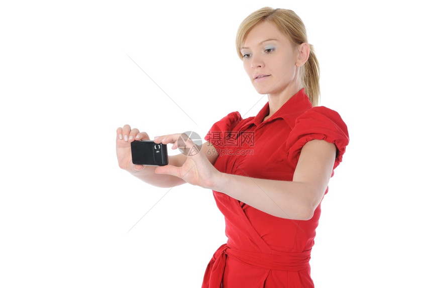 年轻女人在你的手机上拍照孤立在白种背景上图片