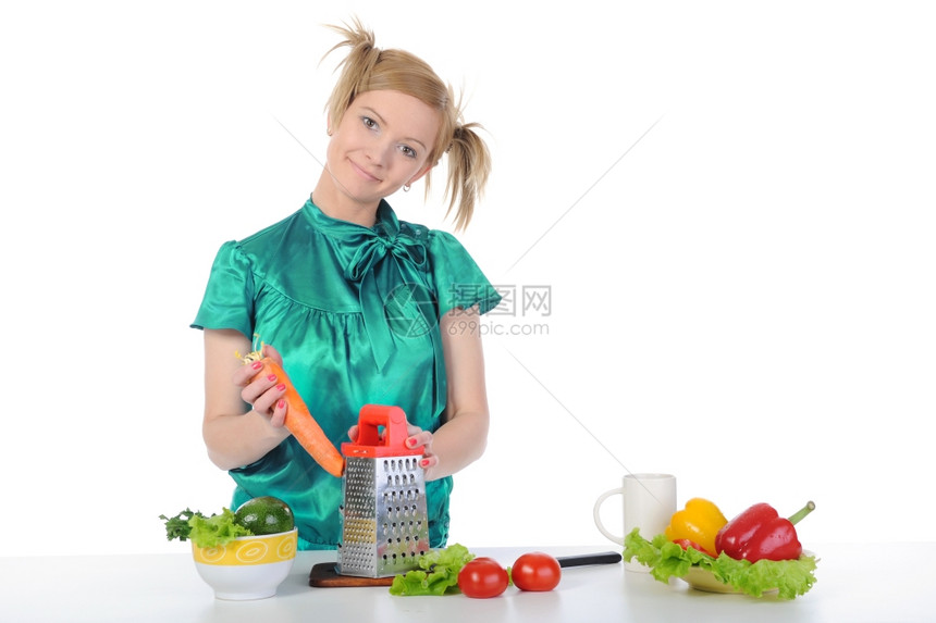 坐在厨房的美少女胡萝卜白种背景孤立无援图片