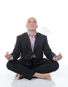 商人在瑜伽莲花中冥想孤立于白色背景图片