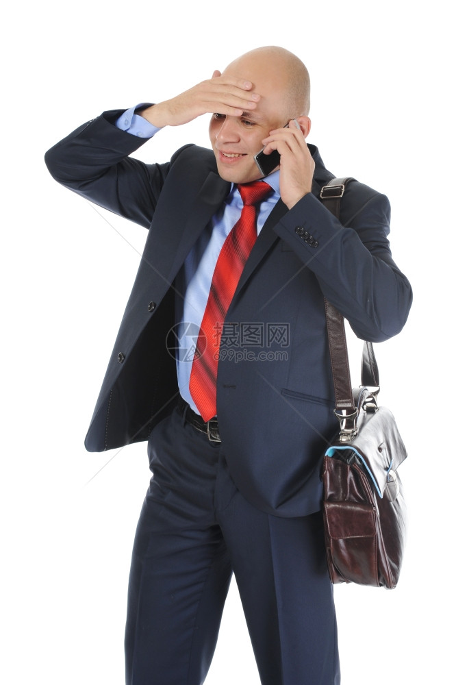 穿着红色领带的黑西装在电话上说的健忘商人图片