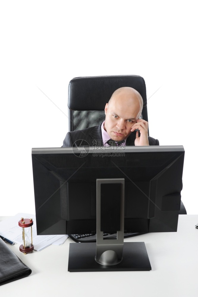办公室的商人在电话上聊天孤立的白人背景图片