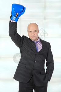 戴拳击手套的商人举起来图片