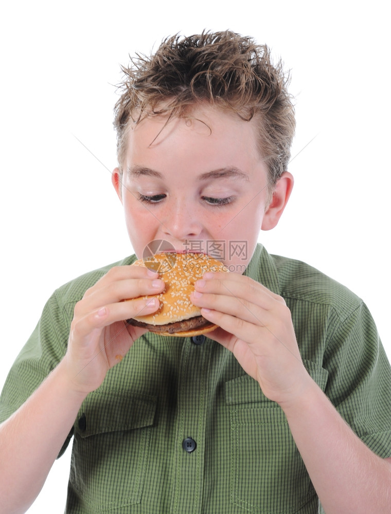 小男孩在吃汉堡包孤立在白色背景上图片