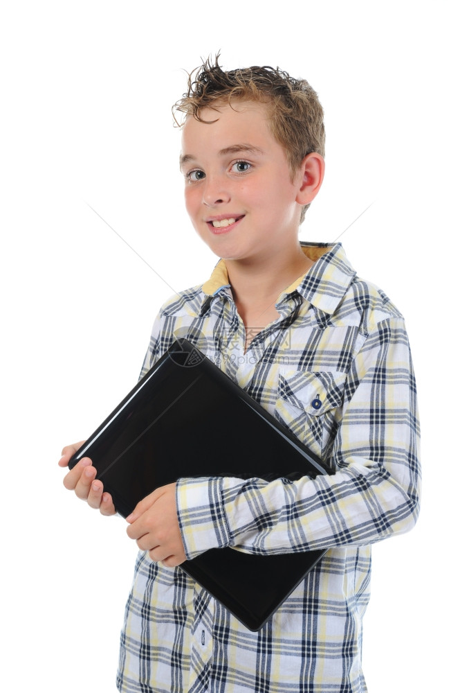 带着笔记本电脑的快乐小男孩孤立在白色背景上图片