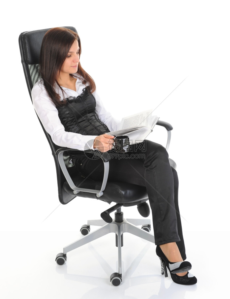 年轻女坐在椅子上手拿着书与白种背景隔绝图片