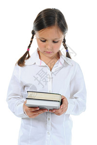 小女孩拿着她的书孤立在白色背景上图片