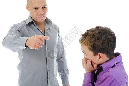 严酷的父亲惩罚他儿子孤立于白人背景图片