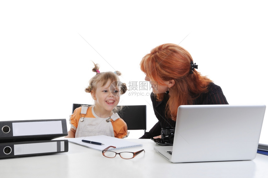 女孩和母亲在办公室里图片
