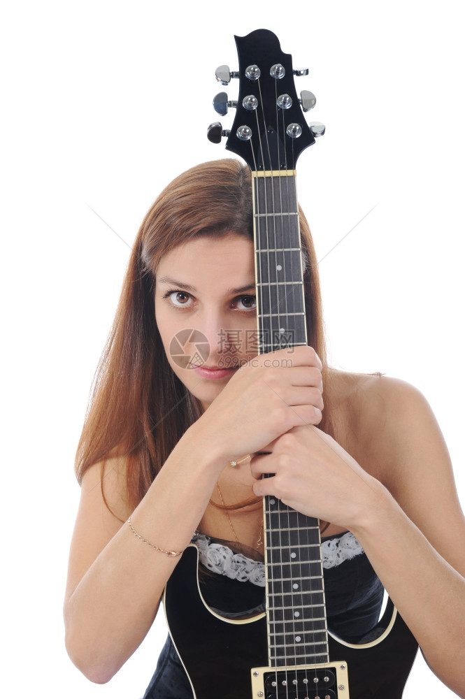 手拿着黑色吉他美丽的女人孤立在白色背景上图片
