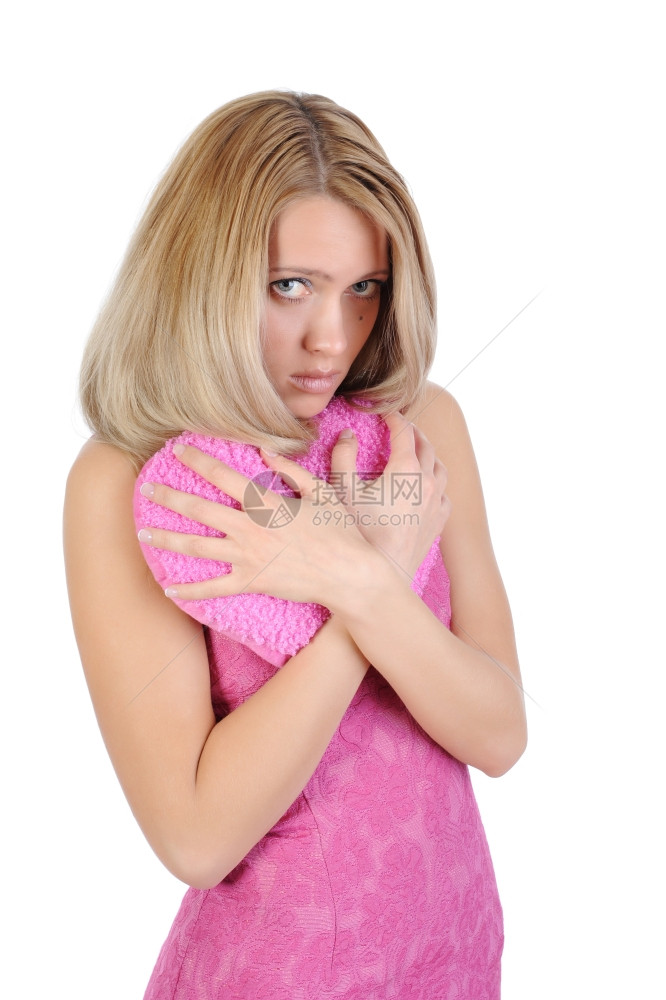 穿着粉红裙子的女孩用双手拥抱着一颗心图片