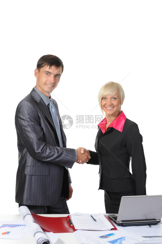 在签署合同时与两个商业伙伴握手的照片图片