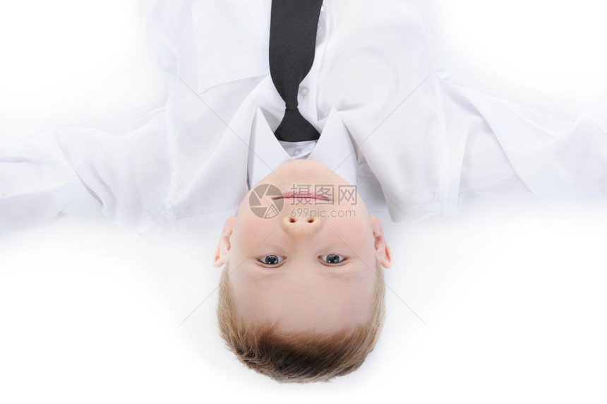 小男孩躺在地上孤立白背景上图片