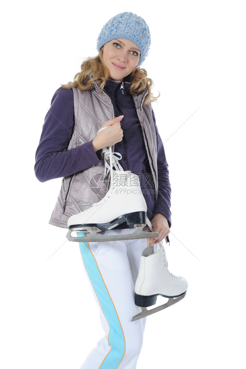 在演播室里带着溜冰鞋的年轻微笑女士图片