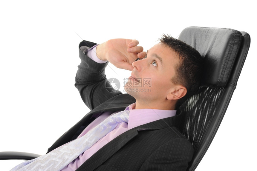 在一个明亮的办公室坐在椅子上电话说的商人在白种背景上孤立无援图片