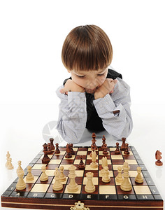 学校男孩在下象棋孤立于白人背景背景图片