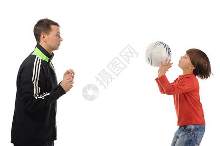 父亲和儿子打球孤立于白种背景图片