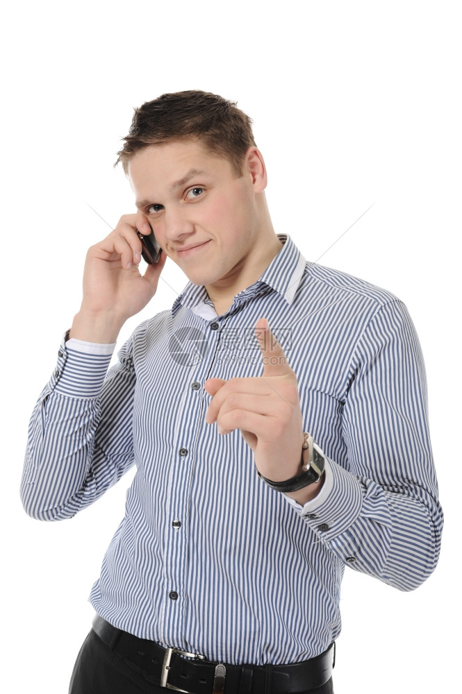 一个微笑着的商人在电话上说的形象图片