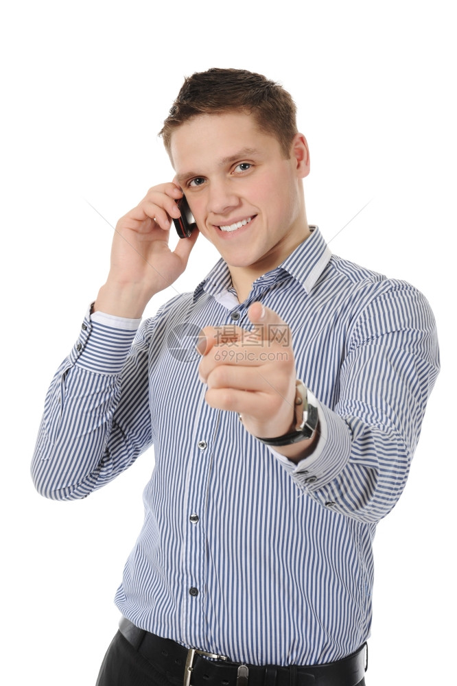 一个微笑着的商人在电话上说的形象图片