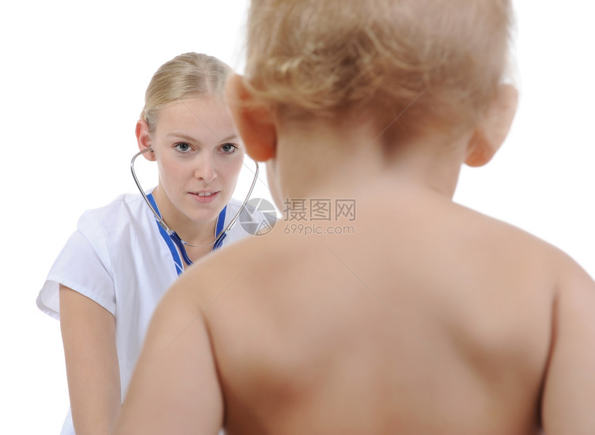 儿童医生检查一名男孩孤立于白人背景图片