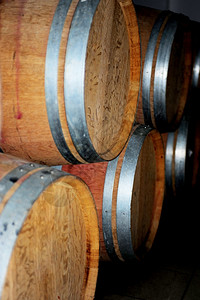 含铁圈的木桶用于葡萄酒或啤图片