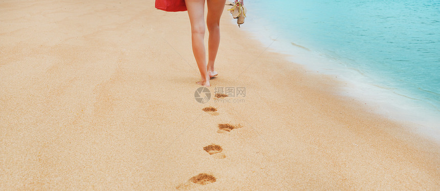 在美丽的海滩上赤脚踏在沙滩上图片