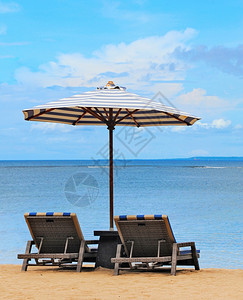 阳光明媚海滩沿岸的休息室图片