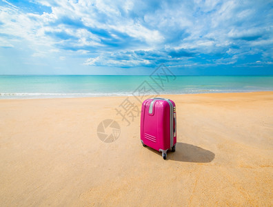 海边阳光明媚的滩手提箱图片