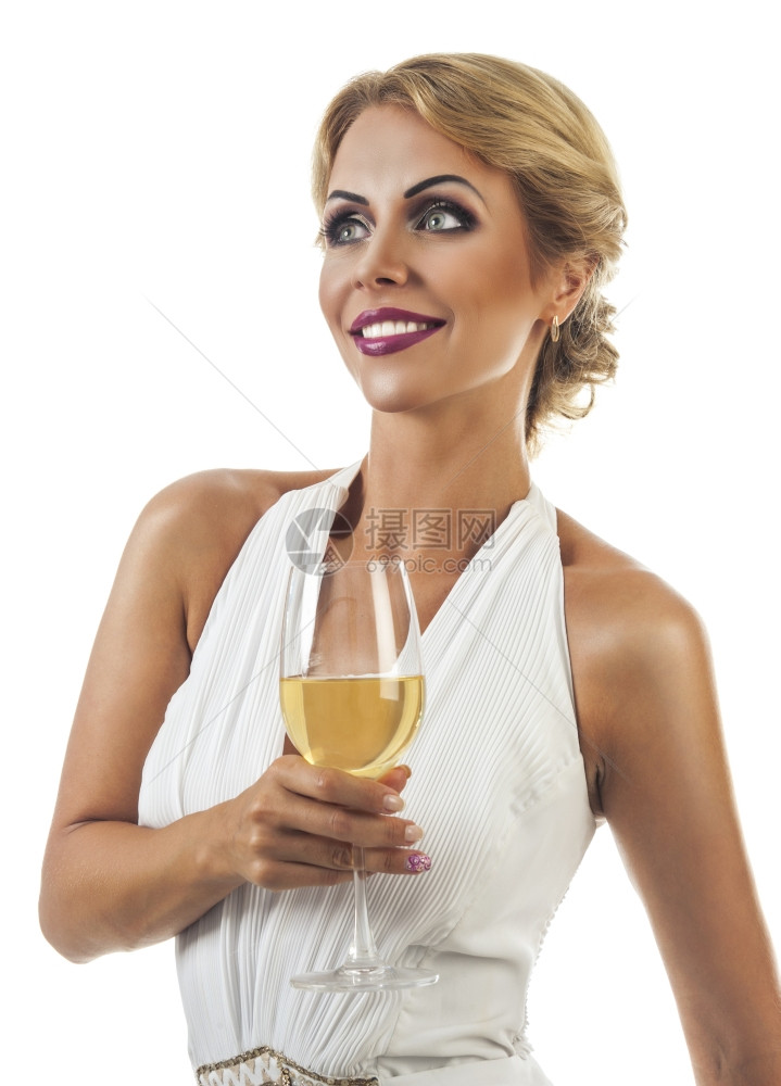 带着一杯香槟的白裙子笑着女人孤立在白色背景上图片