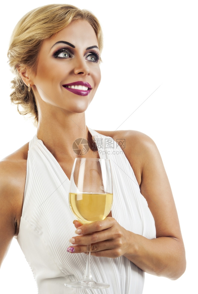 带着一杯香槟的白裙子笑着女人孤立在白色背景上图片