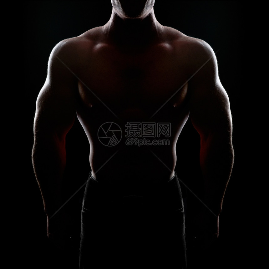 健壮的体力运动男子黑色背景的肌肉身材图片