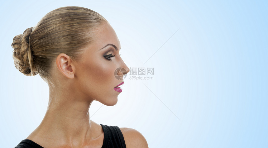 专业化妆概念美容和完皮肤的年轻女肖像彩色背景图片