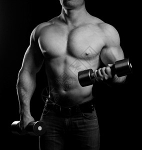 男子运动健壮的体力男子黑色背景的肌肉身材黑白相片图片