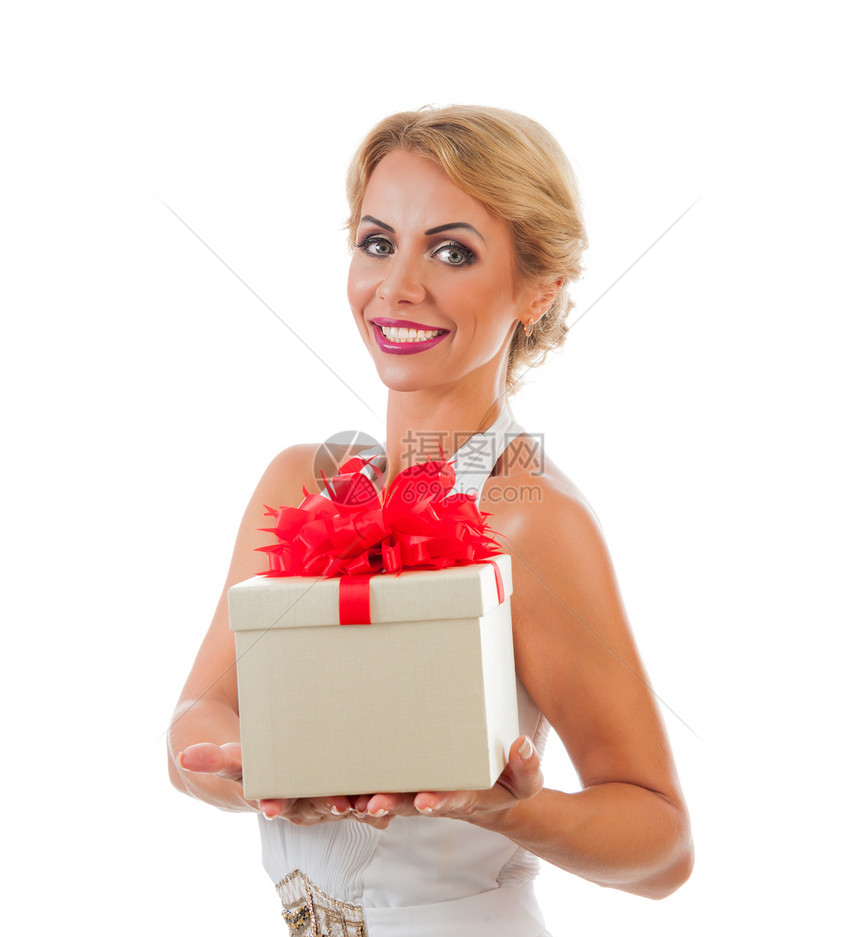带着礼物的年轻快乐女人孤立于白种背景图片