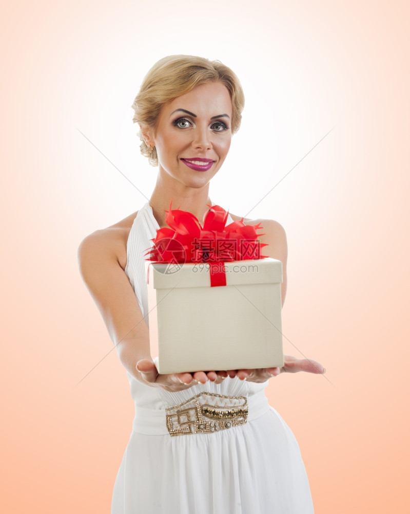 带着彩色背景礼物的年轻快乐女人图片