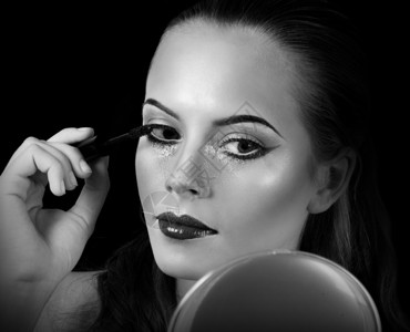 专业化妆概念美容和完皮肤的年轻女肖像黑色背景的孤立图片