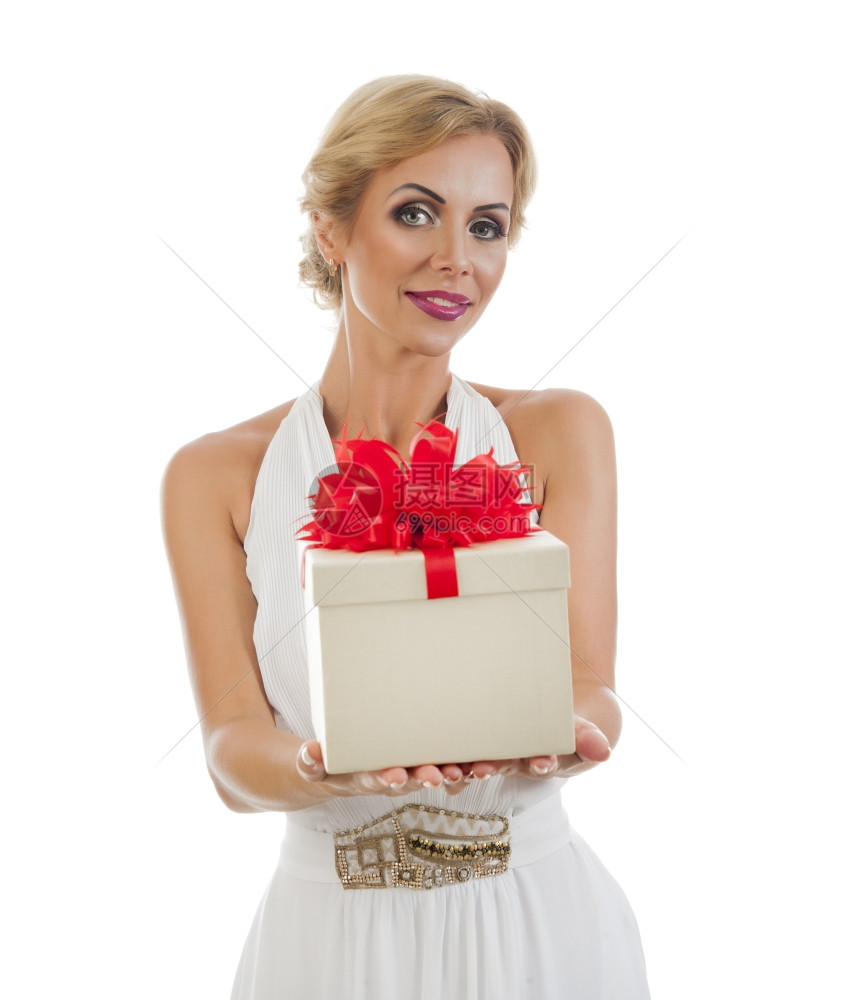 带着礼物的年轻快乐女人孤立于白种背景图片