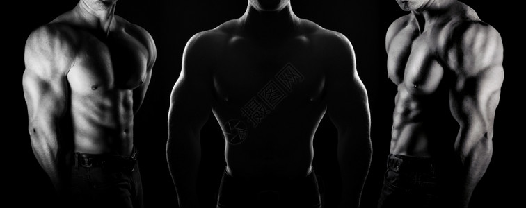 男子运动健壮的体力男子黑色背景的肌肉身材黑白相片图片