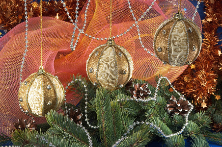 圣诞节日配有树枝节日球和其他装饰品高清图片