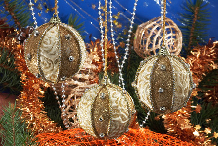 圣诞节日配有树枝节日球和其他装饰品图片