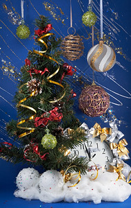 圣诞节日树时钟各种节日球和其他装饰品图片