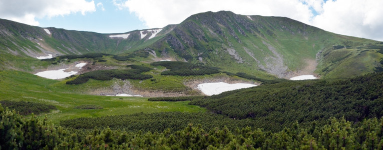 山地全景与Juniper森林和雪在山脊的距离仍然很远三针缝合图象图片