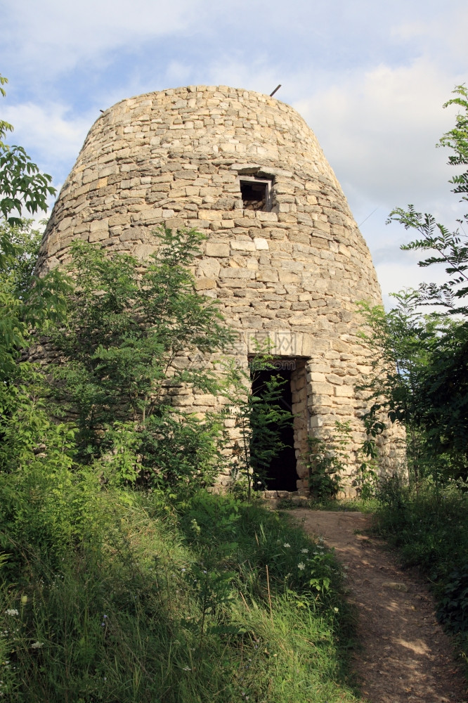 小型历史石块望塔Pirogovo村基辅附近乌克兰民间建筑博物馆图片