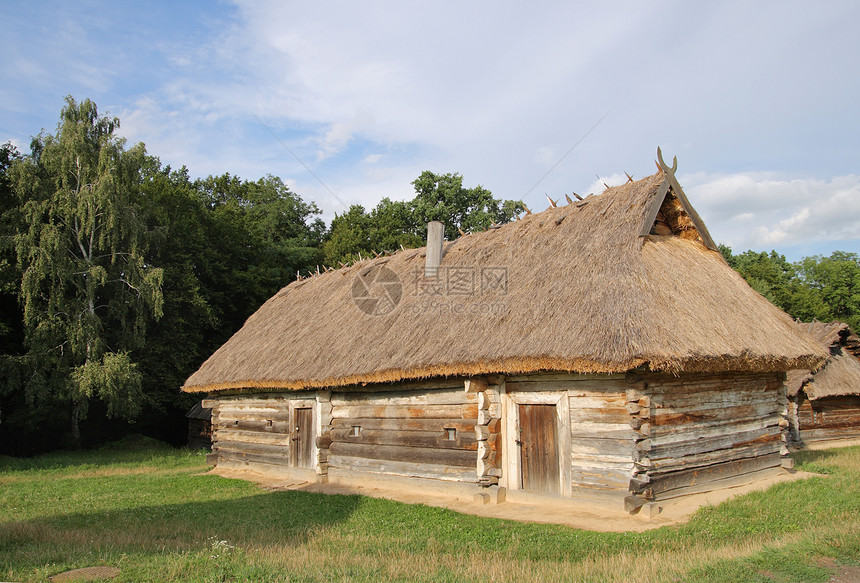 古老的乡间家园用带毛巾屋顶的旧木棚图片